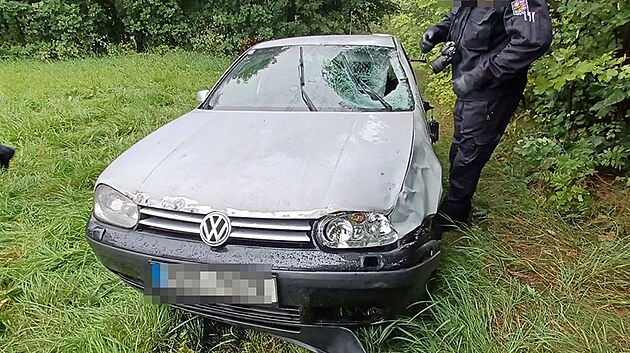 Automobil, který řidič odstavil poté, co ujel od smrtelné nehody v Adršpachu. (22. srpna 2022)