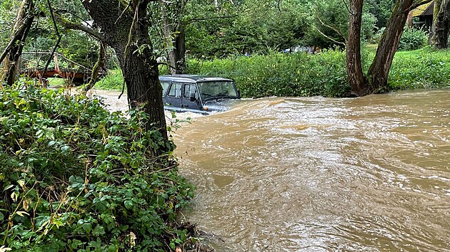 Ternn automobil zstal v sobotu odpoledne uvznn v rozvodnnm Zbiroskm potoce.