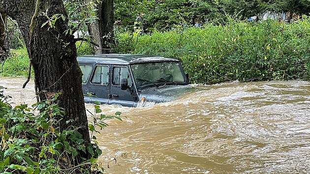 Ternn automobil zstal v sobotu odpoledne uvznn v rozvodnnm Zbiroskm potoce.