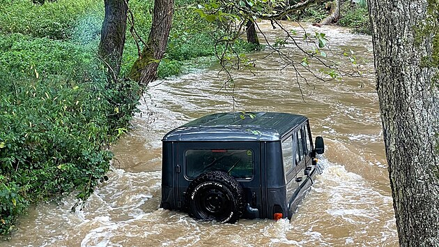 Ternn automobil zstal v sobotu odpoledne uvznn v rozvodnnm Zbiroskm potoce.