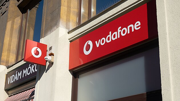 Rekordní propouštění ohlásila britská telekomunikační společnost Vodafone Group. V následujících třech letech hodlá zrušit 11 000 pracovních míst. Firma, která působí také v České republice, to v úterý oznámila v tiskové zprávě. Vodafone po celém světě zaměstnává kolem 100 000 lidí a toto naplánované snižování počtu zaměstnanců je nejrozsáhlejší v historii podniku.