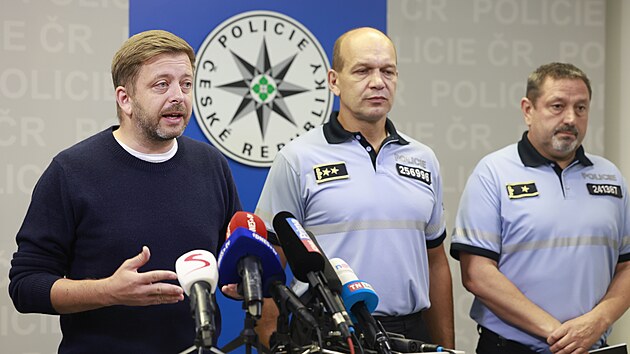 Ministr vnitra Vt Rakuan (vlevo), policejn prezident Martin Vondrek a f cizineck policie Milan Majer (vpravo) na tiskov konferenci ohledn cvien ke znovuzaveden kontrol na hranicch eska se Slovenskem. (23. srpna 2022)