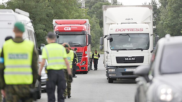 Policist, celnci a vojci nahleli i do zavazadlovch prostor aut. (23. srpna 2022)