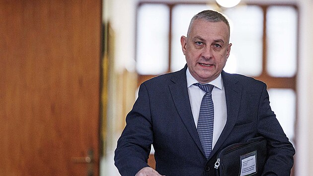 Ministr pr�myslu Jozef S�kela.