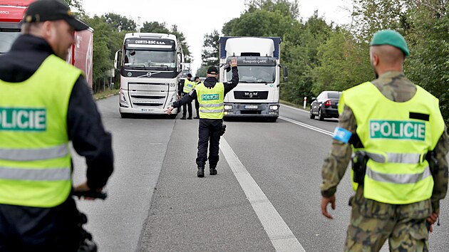 Armda esk republiky zahjila cvien kontroly hranic se Slovenskem, kvli neleglnmu pekroen hranic uprchlky.