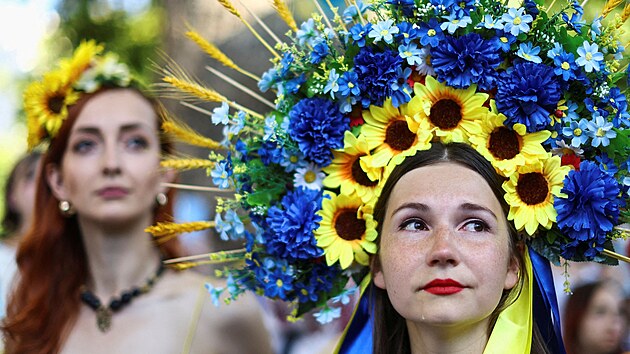 Pr�vod na podporu Ukrajiny pro�el v Den nez�vislosti tak� lond�nskou Downing Street. (24. srpna 2022)