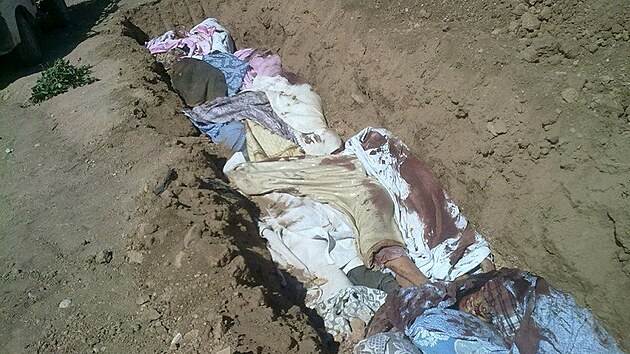 Podle svdk u nkolik dn ped masakrem vojci ve mst Daraja stleli na lidi a zabjeli nebo zranili civilisty. Zintenzivnilo se tak bombardovn. (26. srpna 2012)