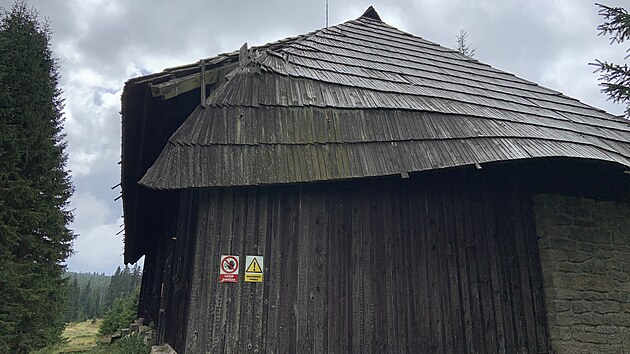 Konstrukce Roklanské chaty je kompletně napadená dřevomorkou. 