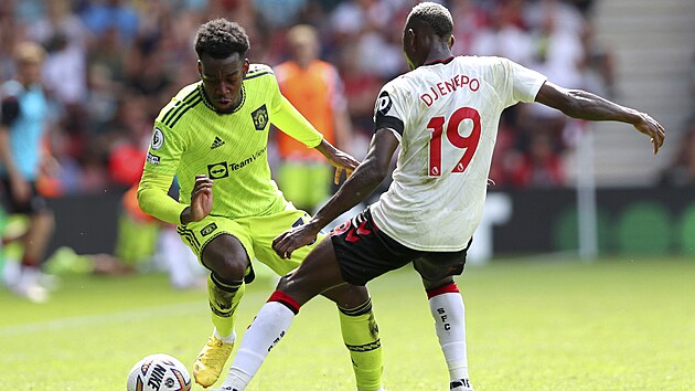 Anthony Elanga z Manchesteru United (vlevo) a Moussa Djenepo ze Southamptonu bojuj o m bhem zpasu anglick Premier League.