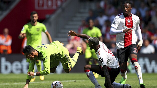 Moussa Djenepo ze Southamptonu (vpravo) pi faulu na Cristiana Ronalda z Manchesteru United.