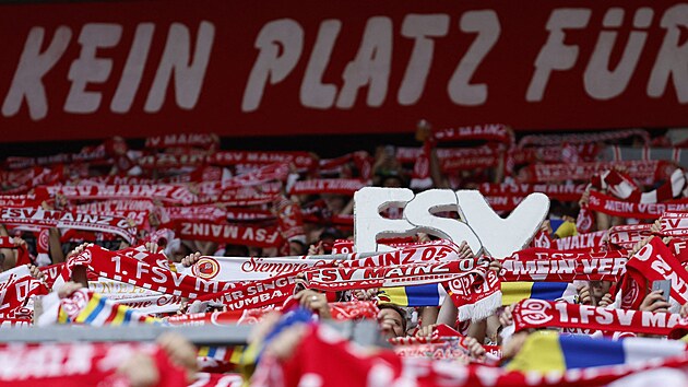 Fanouci FSV Mainz 05 pi zpase s Leverkusenem.