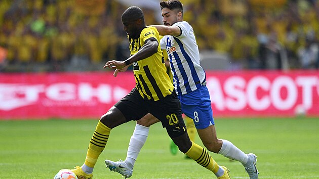 Anthony Modeste z Borussie Dortmund v akci se Suatem Serdarem z Herthy BSC.