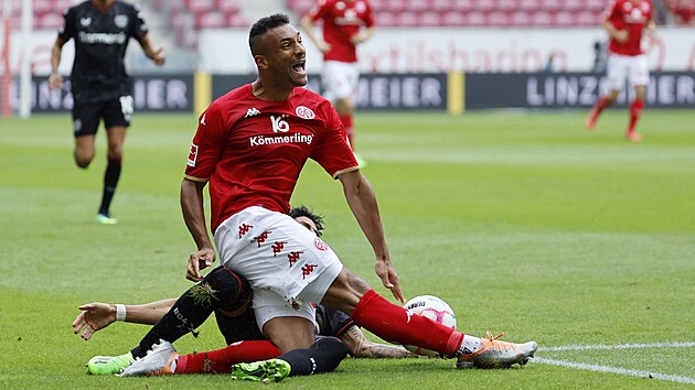 Karim Onisiwo z FSV Mainz 05 v souboji s Pierem Hincapiem z Bayeru Leverkusen.