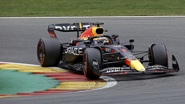 Max Verstappen z Nizozemska bhem kvalifikace ped Velkou cenou formule 1 na zvodnm okruhu v Belgii.