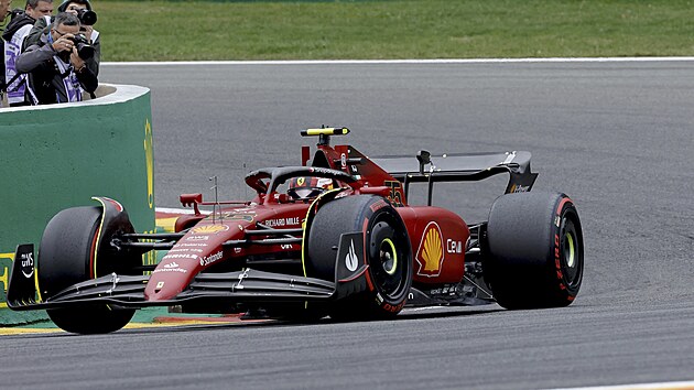 Carlos Sainz ze panlska bhem kvalifikace ped Velkou cenou formule 1 na zvodnm okruhu v Belgii.