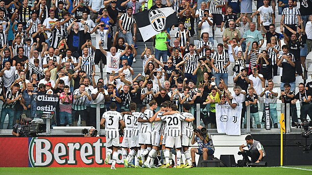 Radost hr a fanouk Juventusu po vstelenm glu v zpase proti AS m.