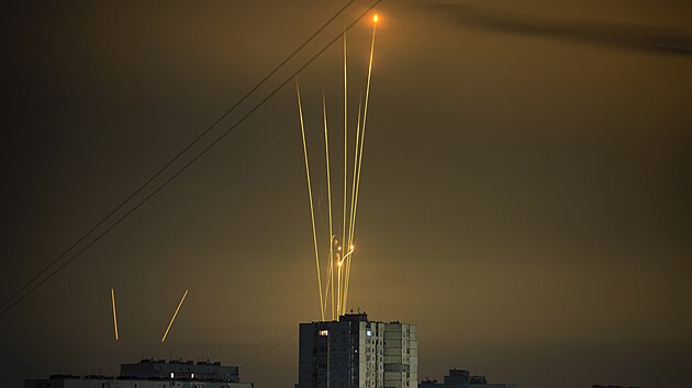 Rakety odpálené z ruské Belgorodské oblasti jsou vidt v ukrajinském Charkov....