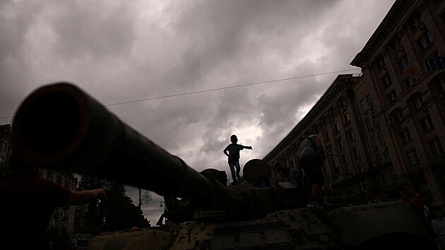 Ukrajina se pipravuje na den nezvislosti. Na hlavnm kyjevskm bulvru Chreatyk bude pehldka znien rusk vojensk techniky. (20. srpna 2022)