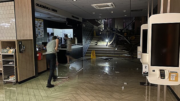 Hasii vyjdli do obchodnho centra Forum v Liberci do McDonaldu, kde se propadl promen strop. (26. srpna 2022)