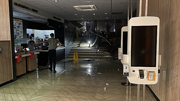 Hasiči vyjížděli do obchodního centra Forum v Liberci do McDonaldu, kde se propadl promáčený strop. (26. srpna 2022)
