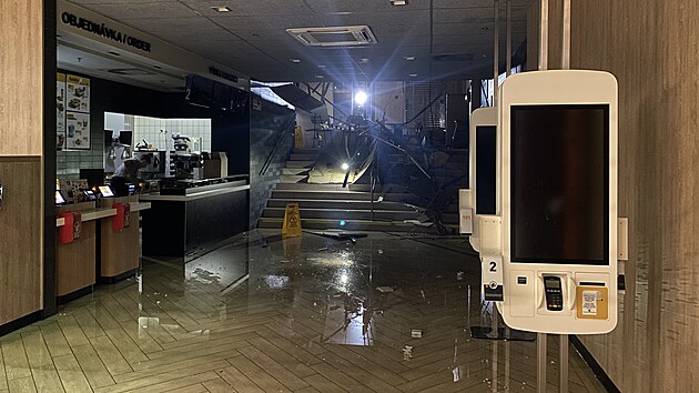 Hasii vyjdli do obchodnho centra Forum v Liberci do McDonaldu, kde se propadl promen strop. (26. srpna 2022)