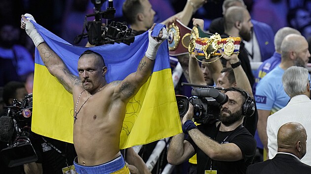 Oleksandr Usyk se raduje z spn obhajoby titulu.