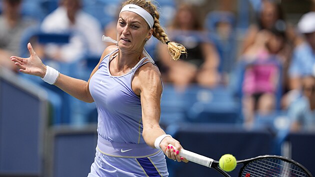 Petra Kvitov ve finle turnaje v Cincinnati s Francouzkou Caroline Garcaovou.