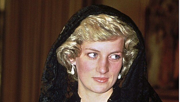 Princezna Diana v tradi�n�m �ern�m z�voji na n�v�t�v� pape�e roku 1986