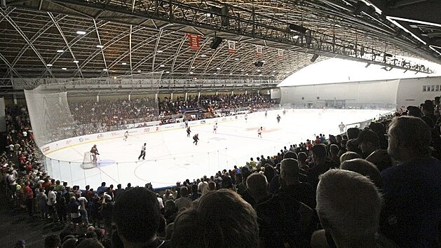 rsk zimn stadion na Bouchalkch se pi exhibici hvzd NHL zaplnil od ledu po stechu.