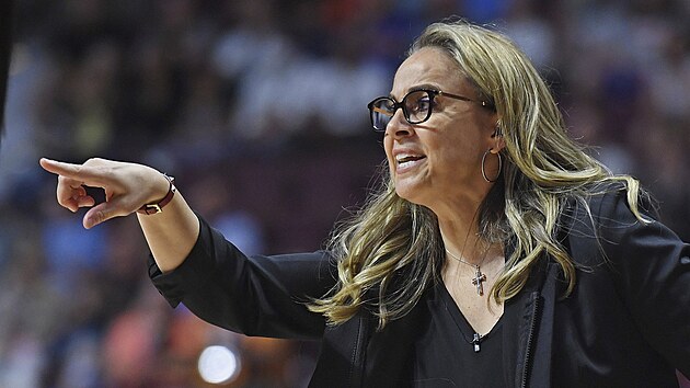 Becky Hammonov jako trenrka Las Vegas Aces