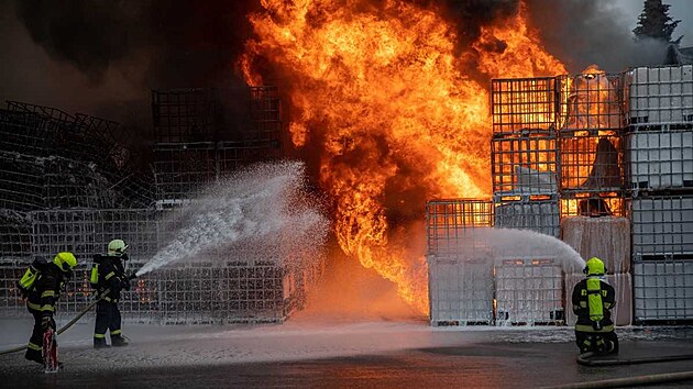 Po��r haly na myt� kontejner� v Nov�m M�st� nad Metuj� (22. srpna 2022)