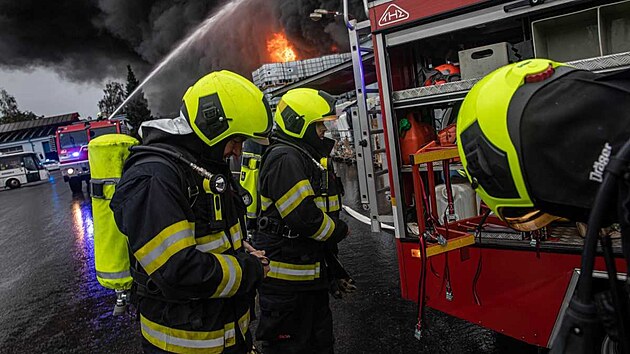 Po��r haly na myt� kontejner� v Nov�m M�st� nad Metuj� (22. srpna 2022)