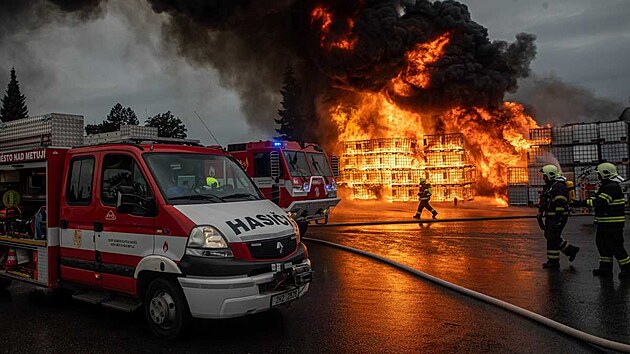 Po��r haly na myt� kontejner� v Nov�m M�st� nad Metuj� (22.8.2022).