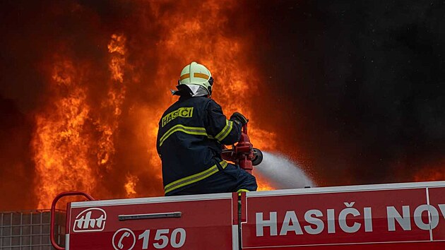 Po��r haly na myt� kontejner� v Nov�m M�st� nad Metuj� (22.8.2022).