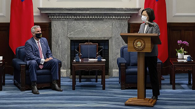 Americk guvernr Eric Holcomb a prezidentka Tchaj-wanu Cchaj Jing-wen. (22. srpna 2022)
