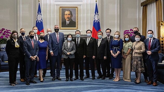 Americk guvernr Eric Holcomb a prezidentka Tchaj-wanu Cchaj Jing-wen. (22. srpna 2022)