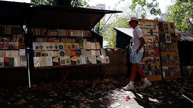 Knihkupci prodávají knihy na pařížském nábřeží u řeky Seiny. (22. srpna 2022)