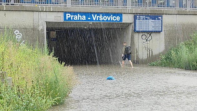 Rozvodnn potok Boti v praskch Nuslch zpsobil zplavu podchodu u Vrovickho ndra. (20. srpna 2022)