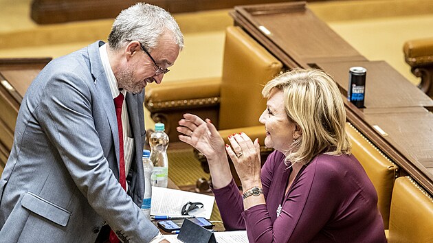 Politick matador Marek Benda aktivn debatuje jak s poslankyn za stranu ANO Alenou Schillerovou, tak s ministrem prce a socilnch vc Marianem Jurekou. (27. srpna 2022)