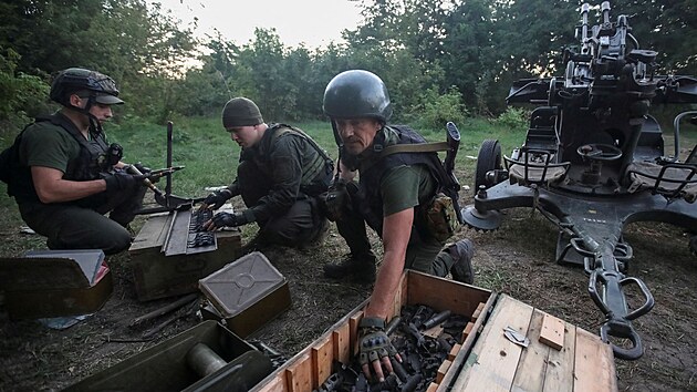Ukrajinští vojáci vedle protiletadlového kanónu ZU-23-2 na pozici poblíž frontové linie v Charkovské oblasti (24. srpna 2022)