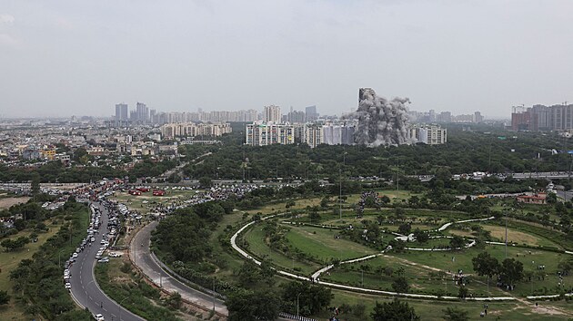 Dvojčata Supertech Twin Towers technici odstřelili během řízené demolice. Noida, Indie (28. srpna 2022)
