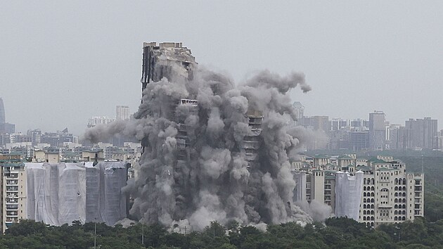 Dvojčata Supertech Twin Towers technici odstřelili během řízené demolice. Noida, Indie (28. srpna 2022)