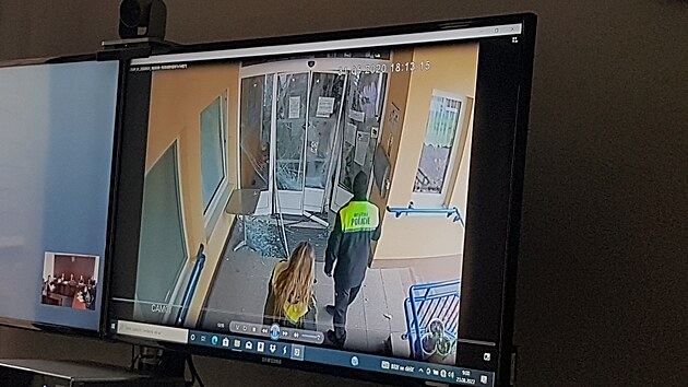 Kamera zaznamenala, jak Josef K. vjel autem do domova senior v Tachov. Policist pachatele dopadli zanedlouho. (23. 8. 2022)