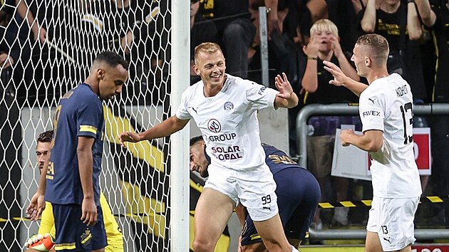 Vlasij Sinjavskij ze Slovcka oslavuje svou trefu na stadionu AIK Stockholm v odvet play off Konferenn ligy.