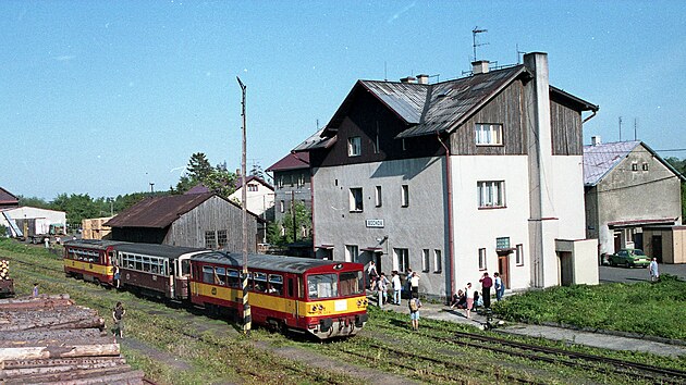 Motorov vozy 810.323 a 810.482 ve stanici Bochov posledn den pravidelnho osobnho provozu, 31. 5. 1996