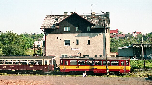 Motorový vůz 810.323 ve stanici Bochov poslední den pravidelného osobního provozu, 31. 5. 1996