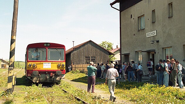 Motorový vůz 810.323 ve stanici Bochov během posledního dne pravidelného osobního provozu, 31. 5. 1996.