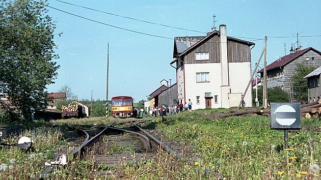 Motorov vz 810.323 ve stanici Bochov bhem poslednho dne pravidelnho osobnho provozu, 31. 5. 1996. Tudy mla tra pvodn pokraovat a do Karlovch Var