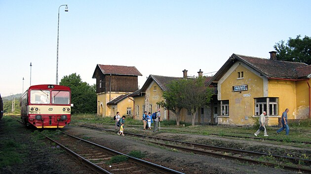 Stanice Bochov s výpravní budovou a vodárnou v srpnu 2007. Obě stavby byly...