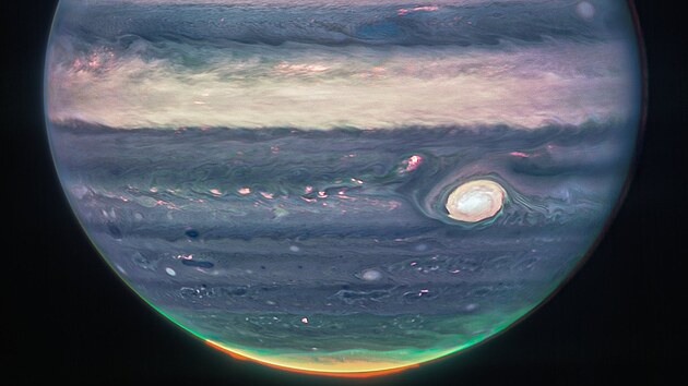 Detail planety Jupiter a polrn ze, kter vznikl na zklad snmk z vesmrnho teleskopu Jamese Webba.
